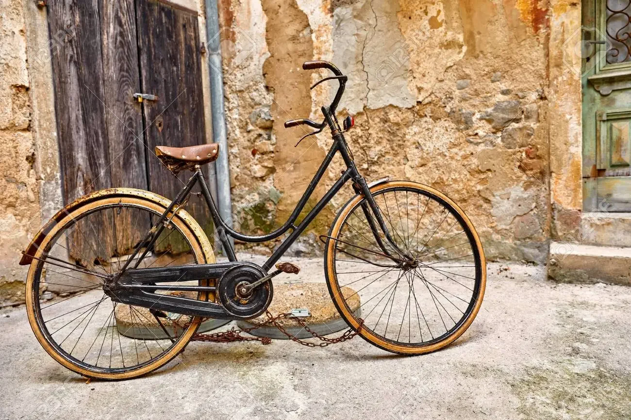 148193089-vieux-vélo-rétro-sur-rue-vintage-en-croatie-fond-mur-vieilli-et-porte-en-bois-ville-de-lovran-