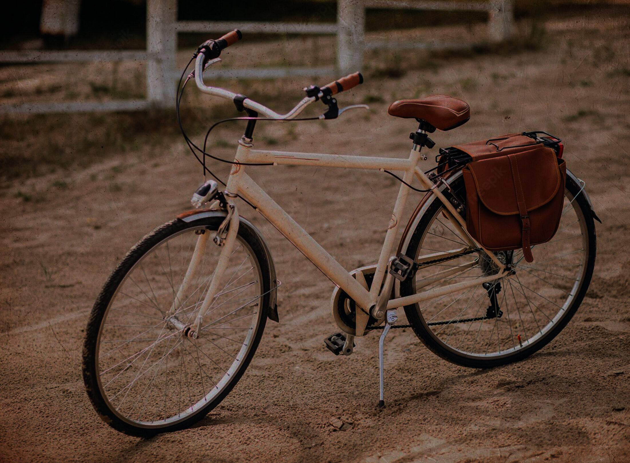 velo-vintage-seul-debout-sable_1303-24281